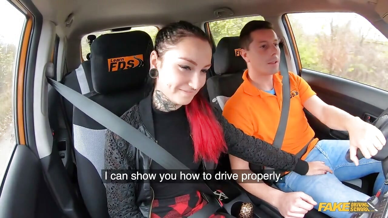 Fake driving school - gata tatuada adora levar pau grande