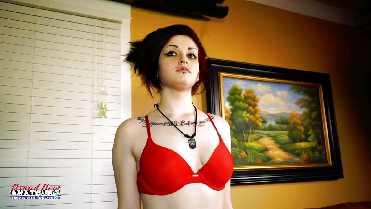 ¡La pequeña alumna morena Tatuada Marcie juega con consolador en un intenso orgasmo en solitario!