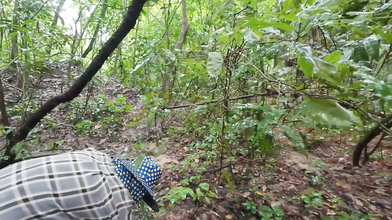 Gadis remaja Thailand lagi asik jalan-jalan sambil memetik jamur dan memeknya dientot habis-habisan. Thai Audio