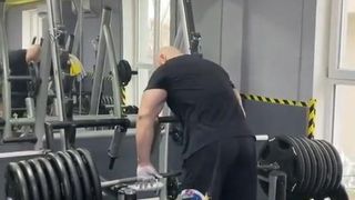 Gym tijd! grote spieren!