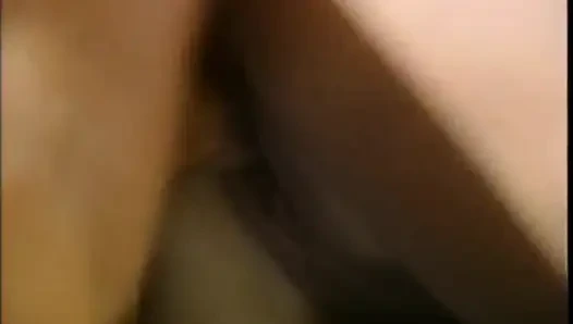 Tante seksi rambut pirang didobel penetrasi sampai dicrot di mulut