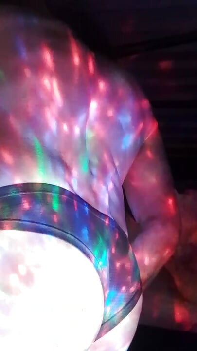 Memakai seluar dalam comel dan bermain dengan zakarnya