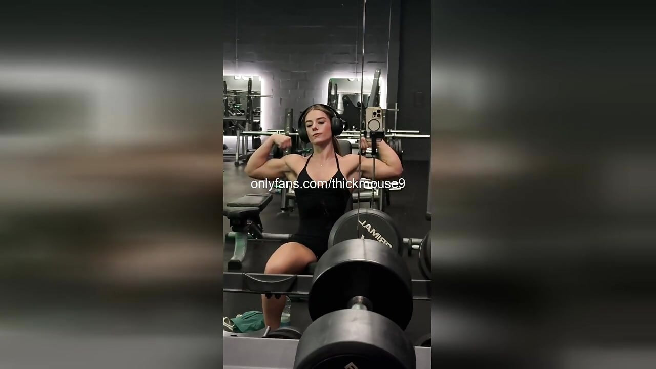 18 yaşındaki bakirenin üvey babasının spor salonunda kayması: Kazara anal sikme ve fışkırma canlı yayında!