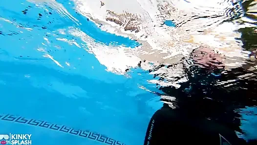 Wetsuit- budak seks penurut ini lagi asik muasin memeknya pakai sirip, tali, dan selam