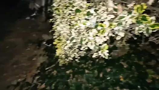 Kness'imde açık havada riskli sakso büyük zenci yarağıyla öğürüyor