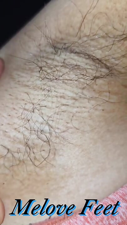 Melove toont haar harige oksels en haar ...