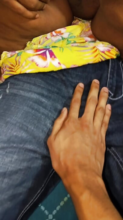 Desi Bhabhi zostaje zerżnięta w trójkącie - Wielkie cycki i mokra cipka