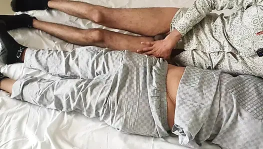 Pati ne apne patni ko romantic mood se chut ki chudai kiya aur chut ka maza liya . Indian desi village hindi viral sex videos