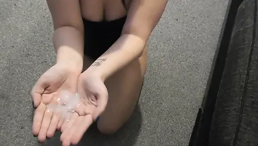 Cewek sange ini lagi asik nyepong kontol dan dientot habis-habisan sampai dicrot di muka!