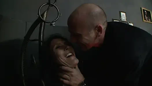 Хардкорный БДСМ секс-клип: мастурбация киски с использованием вибратора