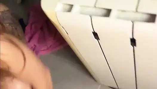 Mükemmel yaramaz bir kızı sikiyorum. Yüzüne boşalmayı seviyor.