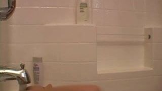 Une petite amie sexy prend un bain