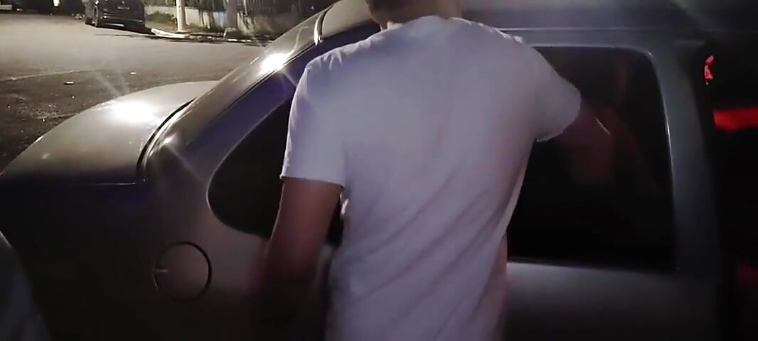 Bunica de 89 de ani face sex în mașină cu nepotul ei obraznic