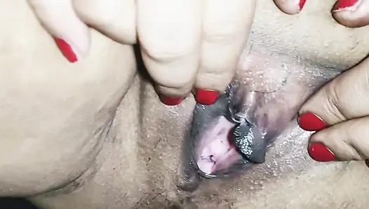 Maalkin ko naukrani ne boyfriend ke sath sex karte huye pakada