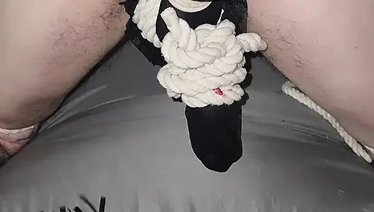 Gadis penurut ini muasin memeknya pakai stoking nilon, beberapa tali, dan ballbusting