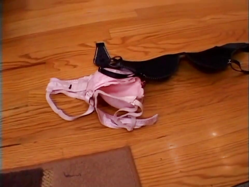 Seksi lezbijke s velikim sisama ližu pičke, igraju se s dildom, lezbijsko ljubljenje