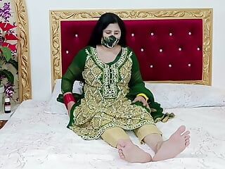 Bela noiva paquistanesa se masturba em vestido de noiva com hindi claro e urdu falando putaria