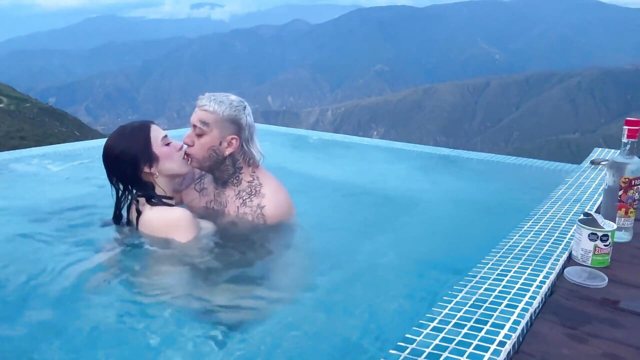 Tinder Date Ends in Outdoor Sex with Chicamocha Cannon in the Background