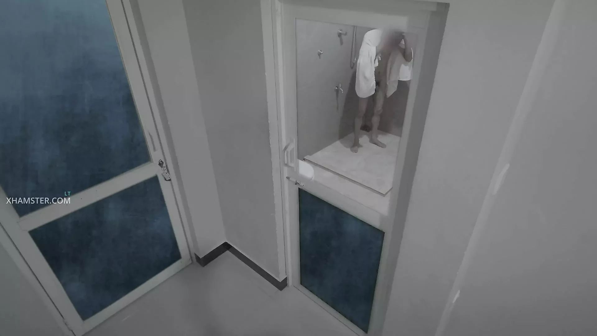 Hete hosteljongen die een douche neemt