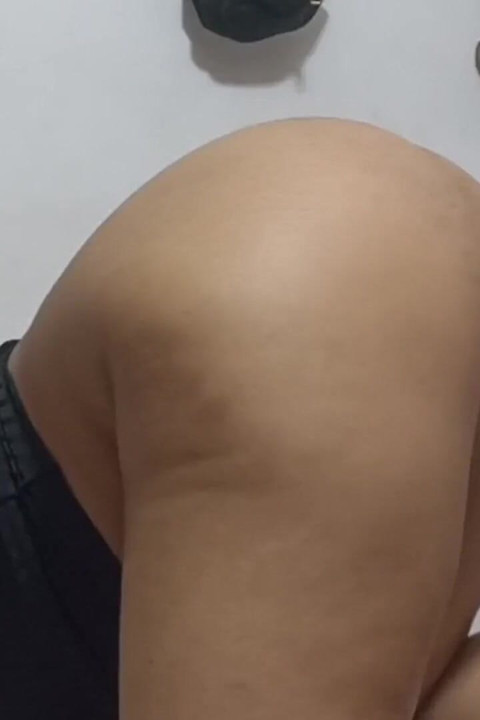 그녀는 나를 타고 있다