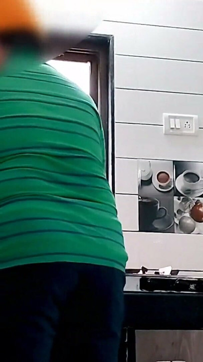 부엌에서 뚱뚱한 아내의 보지를 먹는 남편 | 클립 1