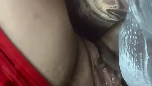 Neues spielzeug neckt ihre nasse muschi