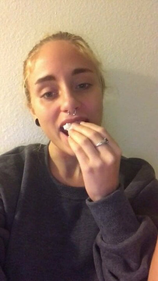 Naomi Woods comiendo palomitas de maíz