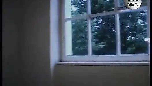 Brünette hure gefingert und gefickt, bevor das sperma auf ihre kleinen titten fallen ließ