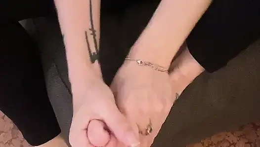 Ayaklarıma bakıyorum