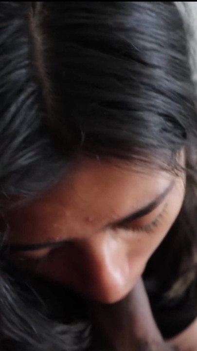 Latina garganta profunda em close-up | Clipe 1