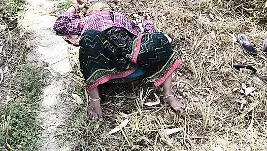 The sister-in-law became romantic in the field and started fingering her belongings