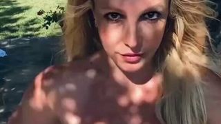 Britney Spears sosteniendo las tetas desnudas