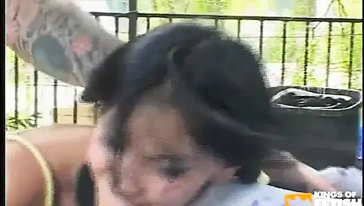 Latina-teen bekommt enge muschi vom mechaniker mann draußen gebohrt, um ihr auto reparieren zu lassen