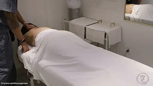 Законная клиентка массажа получает счастливое окончание
