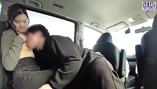 Kalabalık gözlerin dik uçlarında ateşli, sıkı bir tepenin ateşlendiği çıplak meme yürüyüşü faz.1