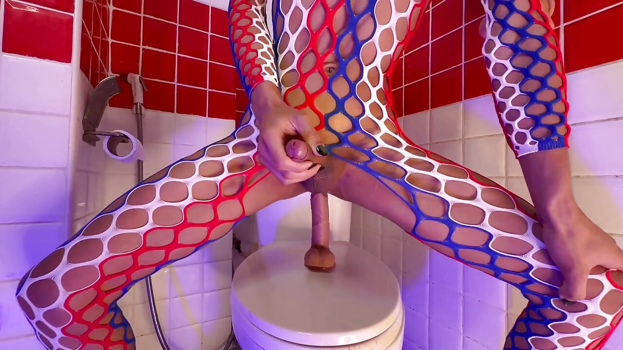 Ladyboy Shelley knullar sin heta röv!