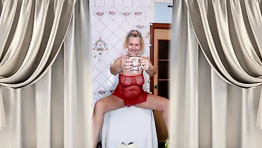 Heiße hausfrau Lukerya flirtet über den morgen kaffee in einem roten netzkleid.