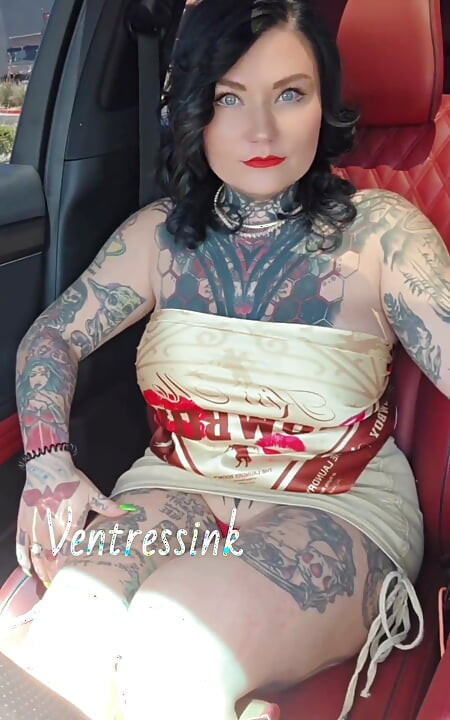 Mama vitregă îl prinde pe fiul vitreg atingându-se în mașină cu ea.