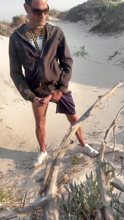 माइक फिर से बीच पर मुठ मार रहा है