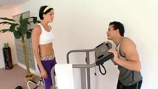 Молодая шлюшка Eva Sinn с темными волосами обожает принимать это в