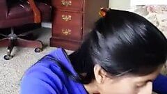 Une MILF pakistanaise suce une bite quand son mari n'est pas à la maison 2