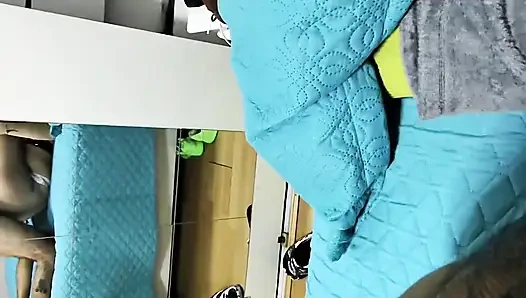 Aku menemukan gadis pembersih mencoba pakaian dalam istriku dan dia setuju untuk membiarkanku menerimanya jika aku tidak mengatakan apa-apa