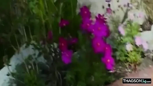 Havuz kenarındaki esmer orta yaşlı seksi kadın yoğun sikişten ıslak