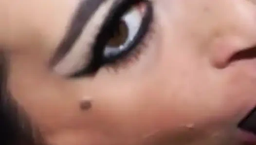 Sürtük Büyük Yarakları Ve Dölü Seviyor