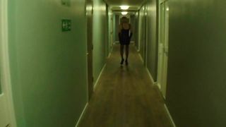Sissy shelly marche devant un appartement d&#39;amis
