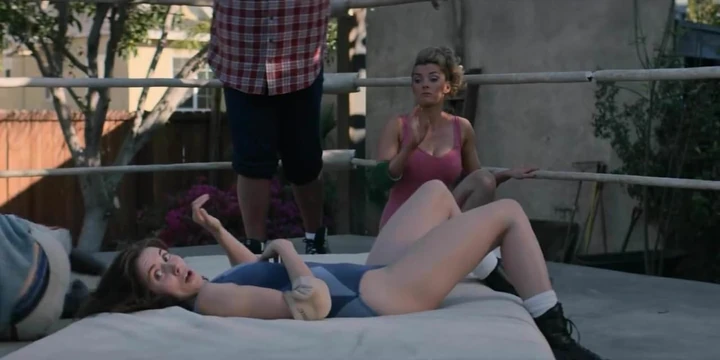 Alison Brie. Betty Gilpin - GLOW s1e07 00