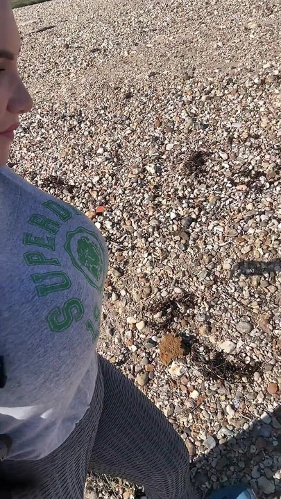 Prsa, chlupatá kundička a zadek venku na pláži !!