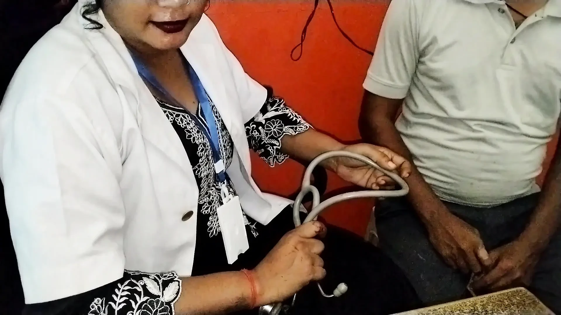 看到性感的医生，男孩的情绪变成了，他们俩都做爱了
