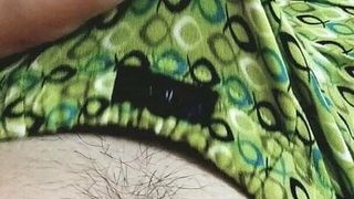 Szarpanie penisa w zielonych majtkach