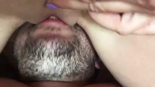 Девушка сидит на лице в видео от первого лица. Пульсирующий женский оргазм крупным планом.